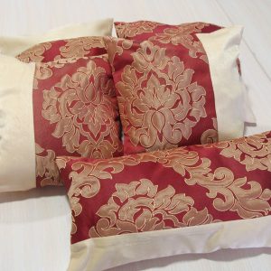 Комплект декоративних подушок Lumelle Damask 30х30см 4шт 40х21см 1шт бордові з пісочним коронки (п_0267)