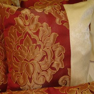 Комплект декоративних подушок Lumelle Damask 30х30см 4шт 40х21см 1шт бордові з пісочним коронки (п_0267)