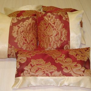 Комплект декоративних подушок Lumelle Damask 30х30см 4шт 40х21см 1шт бордові з пісочним коронки (п_0267)