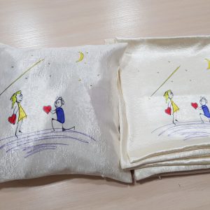 Декоративна подушка в подарунок Lumelle Любов малюнок 1шт 35х35см молочний з синім і жовтим (па_13)