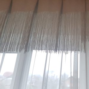 Ламбрекен Lumelle із червоних і срібних ниток на карниз 200см (2_4н)