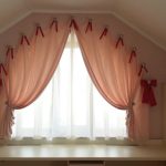 кімната з арочним вікном і шторами на розетах
