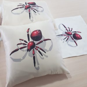 Декоративна подушка Lumelle «Павук» 40×40 см, молочно-червона (па_09)