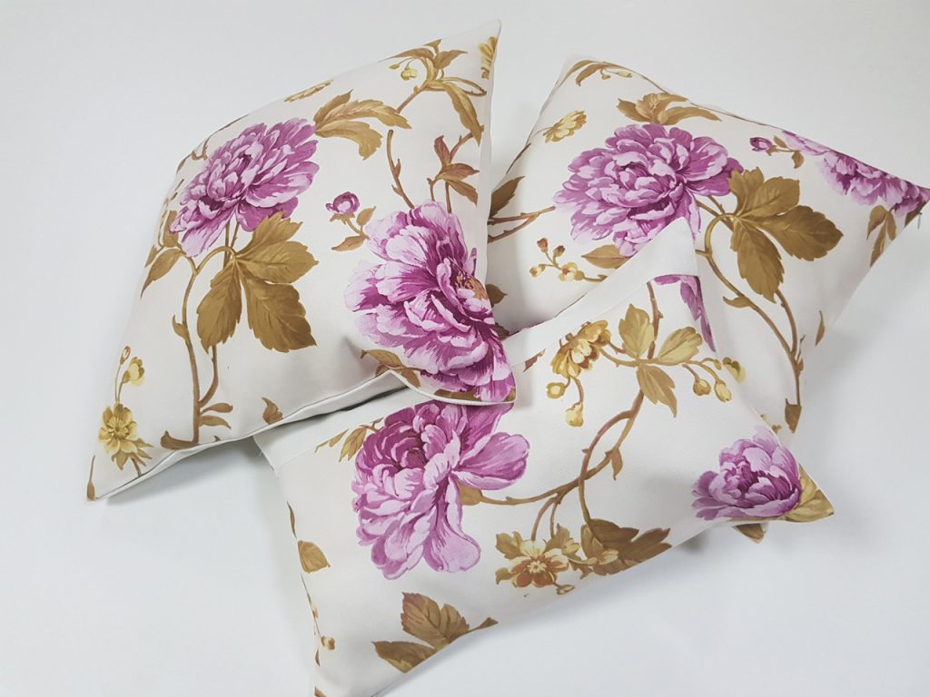 Комплект декоративних подушок Lumelle Flowers 40х40см 2шт 38х25см 1шт молочні з рожевим (п_0147)