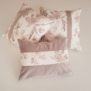 Комплект декоративних подушок Lumelle Flowers 33х33см 2шт 33х25см 1шт бежеві (п_0197)