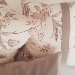 Комплект декоративних подушок Lumelle Flowers 33х33см 2шт 33х25см 1шт бежеві (п_0197)