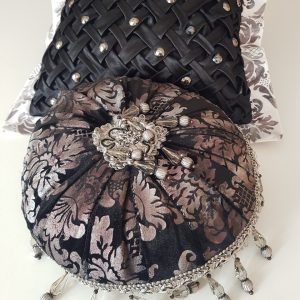 Комплект декоративних подушок Lumelle Hand Made 40х40см 1шт діаметр 35см 1шт сірий та чорний (п_0568)