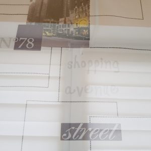 Комплект панельних фіранок Lumelle Avenu Street 3шт карниз 120см білий зі сливовим (7_4п)
