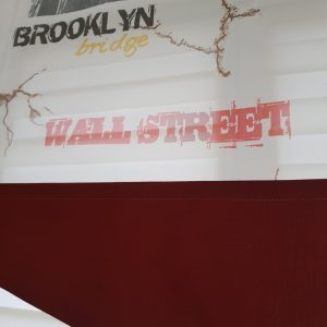 Комплект панельних фіранок Lumelle New York urban 3шт карниз 140см молочний з червоним (7_5п)
