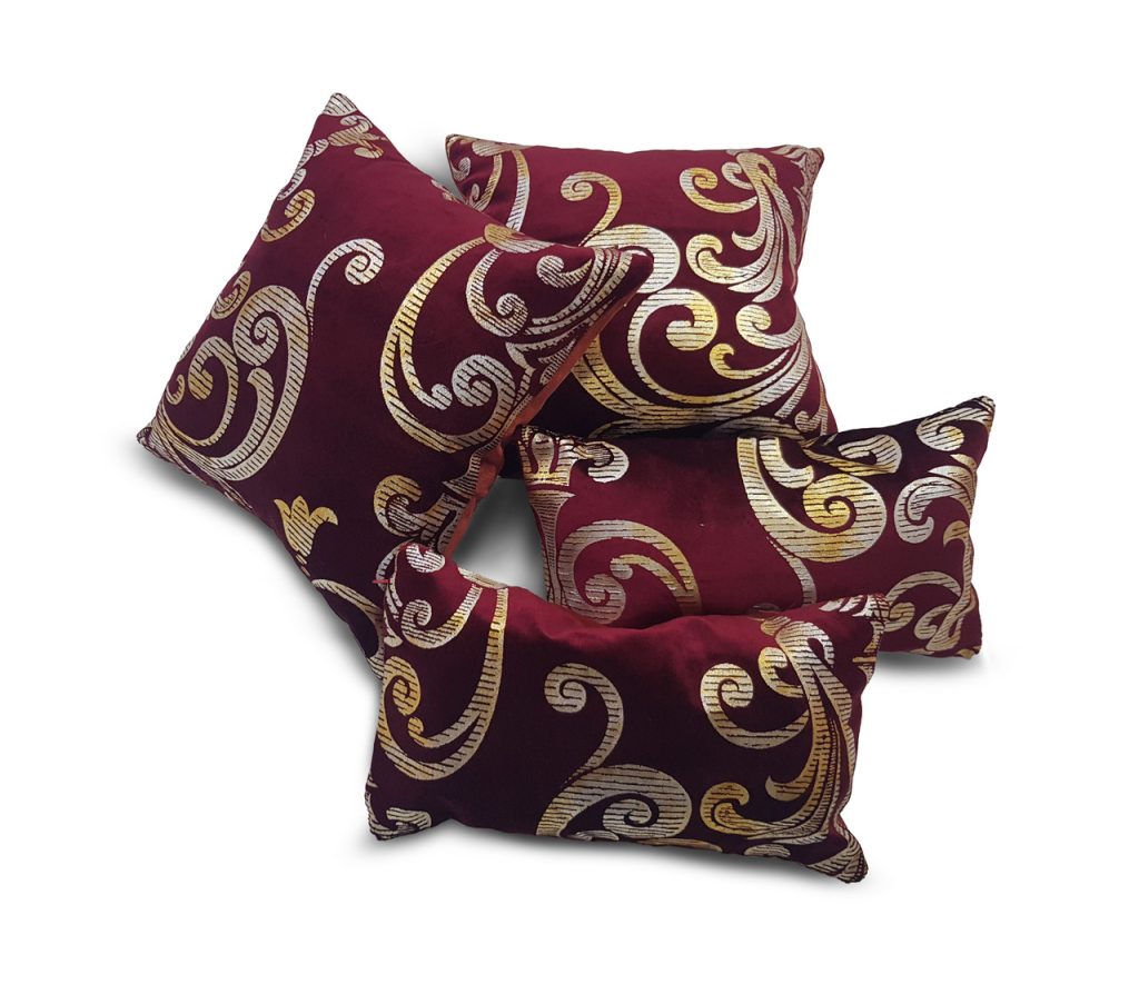 Комплект декоративних подушок Lumelle Вензель 33х33см 2шт 32х20см 2шт бордовий із золотим (п_0085)