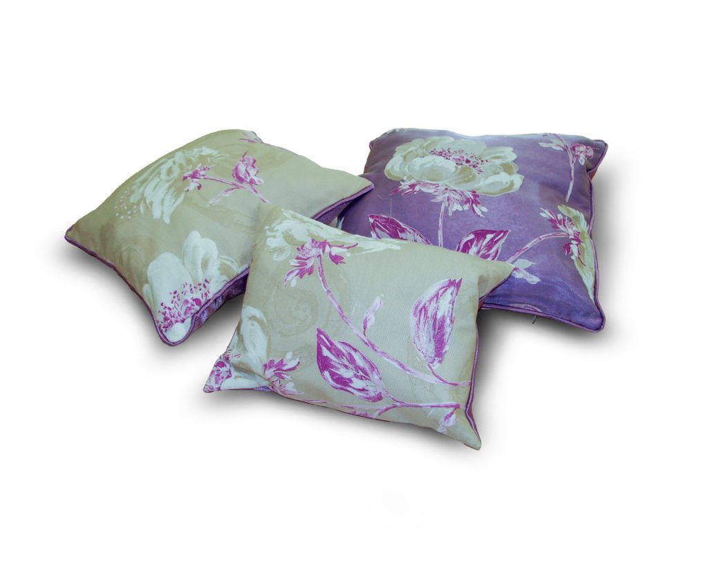 Комплект декоративних подушок Lumelle Flowers 35х35см 1шт 40х40см 1шт 24х33см 1шт бузкові та бежеві (п_0223)