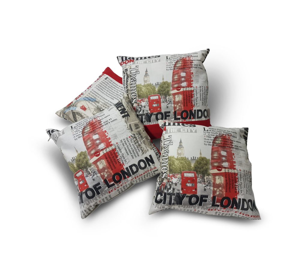 Комплект декоративних подушок Lumelle London typography 4шт молочні з червоним (п_0682)