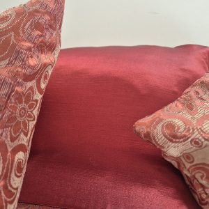 Комплект декоративних подушок Lumelle Damask 50х30см 1шт 32х32см 1шт 41х41см 1шт бордовий із золотистим (п_0733)