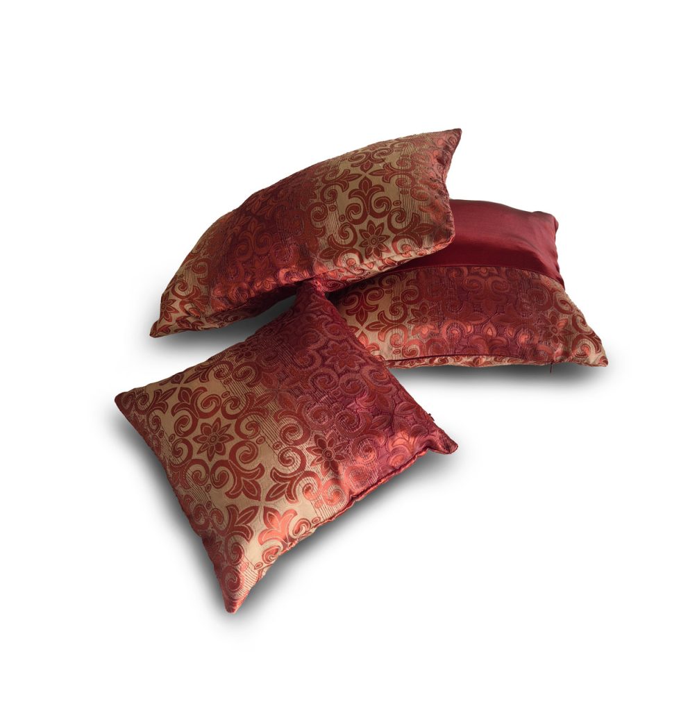 Комплект декоративних подушок Lumelle Damask 50х30см 1шт 32х32см 1шт 41х41см 1шт бордовий із золотистим (п_0733)