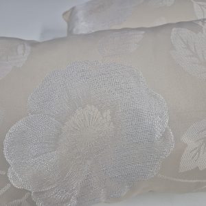 Комплект декоративних подушок Lumelle Flowers 2шт 52х32см кремові зі сріблястою квіткою (п_0755)