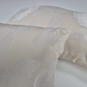 Комплект декоративних подушок Lumelle Flowers 2шт 52х32см кремові зі сріблястою квіткою (п_0755)
