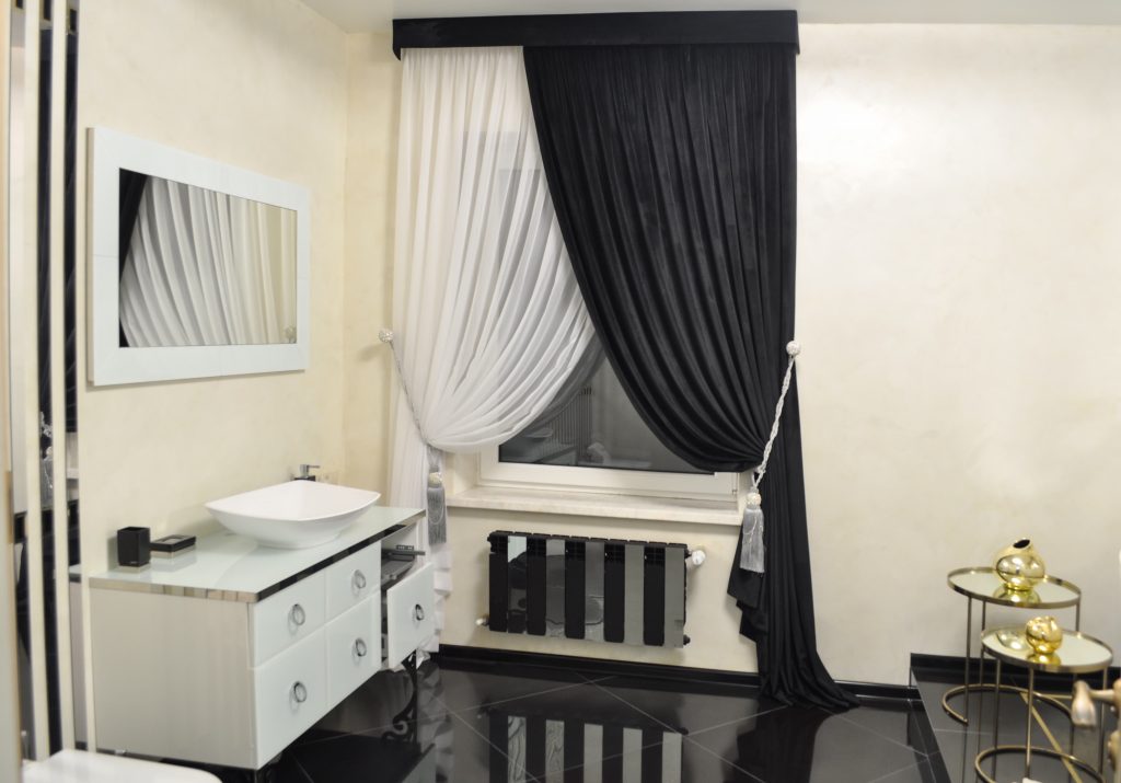 Чорно-білі штори та білий тюль у сучасній ванній кімнаті