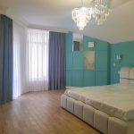Бірюзові штори та білий тюль у сучасній спальні