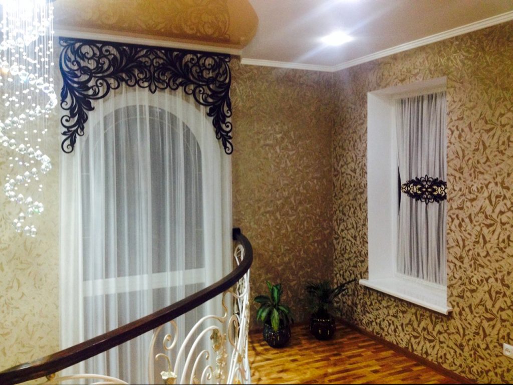 Ажурний ламбрекен та тюль. Сходи