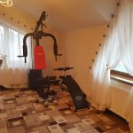 Тюль на розетах для трикутного вікна в приватному будинку