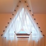 Тюль на розетах на трикутному вікні