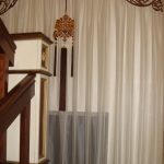 Тюль та ажурний ламбрекен на сходах