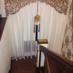 Тюль та ажурний ламбрекен на сходах