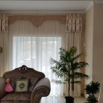 Єпіскопські штори та ажурний ламбрекен в вітальні