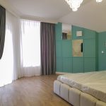 Бірюзові штори в сучасній спальні
