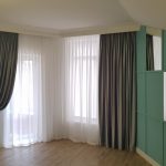 Бірюзові штори в сучасній спальні
