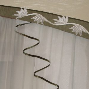 Жорсткий ламбрекен Lumelle Flowers карниз 200см молочний (84_6ж)