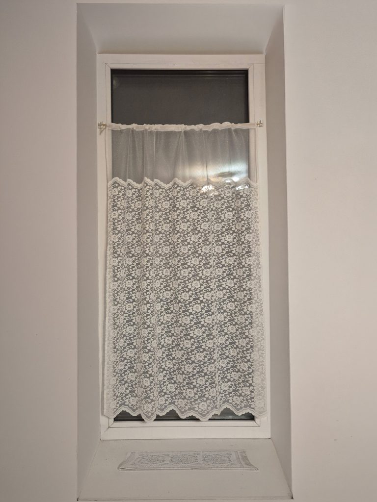Фіранка 73х109 см з гіпюру на віконну стулку Lumelle Flowers, 1 шт., молочного кольору (12_8ф)